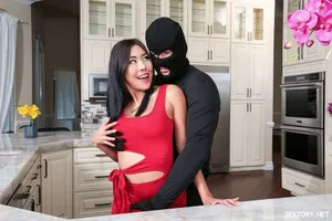 buồn cười! Tôi kéo một cô gái đến ghế sofa, nhưng cô ấy trở nên bất lực giữa chừng và bị coi thường