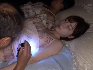 Cô giáo đến thăm cậu học trò nghỉ học thì bị bố cậu ta chuốc thuốc kích dục