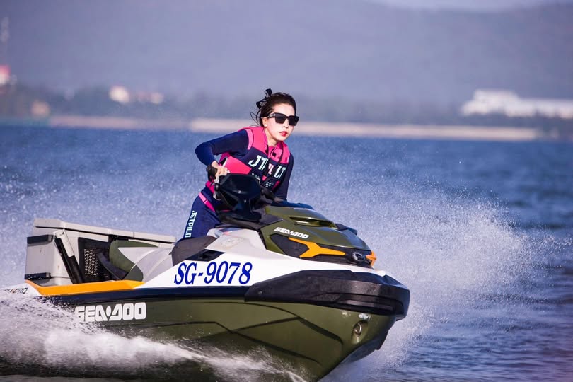 Em có muốn thử đút cặc vào lồn chị không